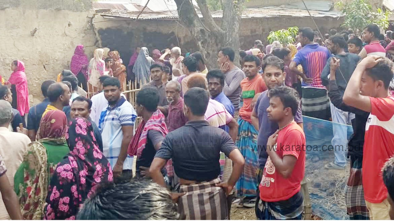 নওগাঁর নিয়ামতপুরে একই পরিবারের চারজনকে গলা কেটে হত্যা